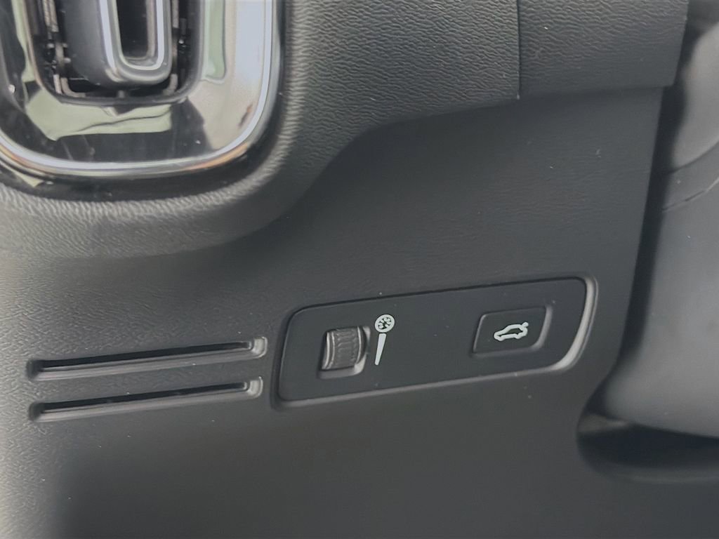 Used 2022 Volvo XC40 T5 R-Design w/ Advanced Package image 7