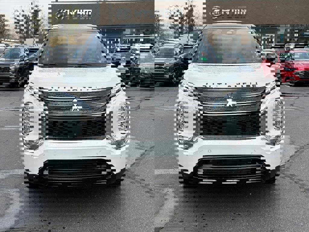 Used 2023 Mitsubishi Outlander SEL image 2