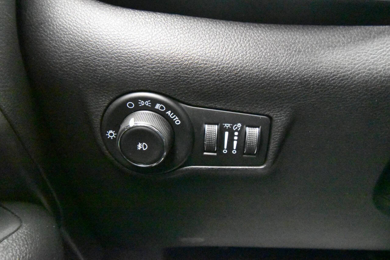 Used 2022 Jeep Compass Limited image 28