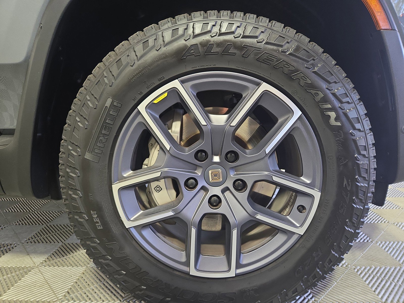 Used 2024 Rivian R1S Adventure AWD/4WD image 11