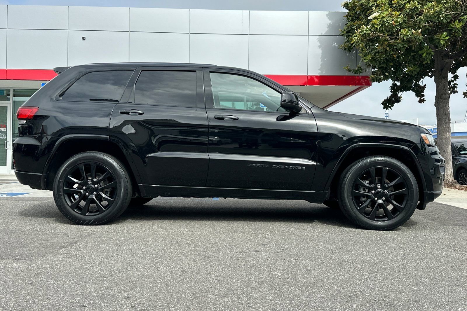 Used 2018 Jeep Grand Cherokee Altitude image 3