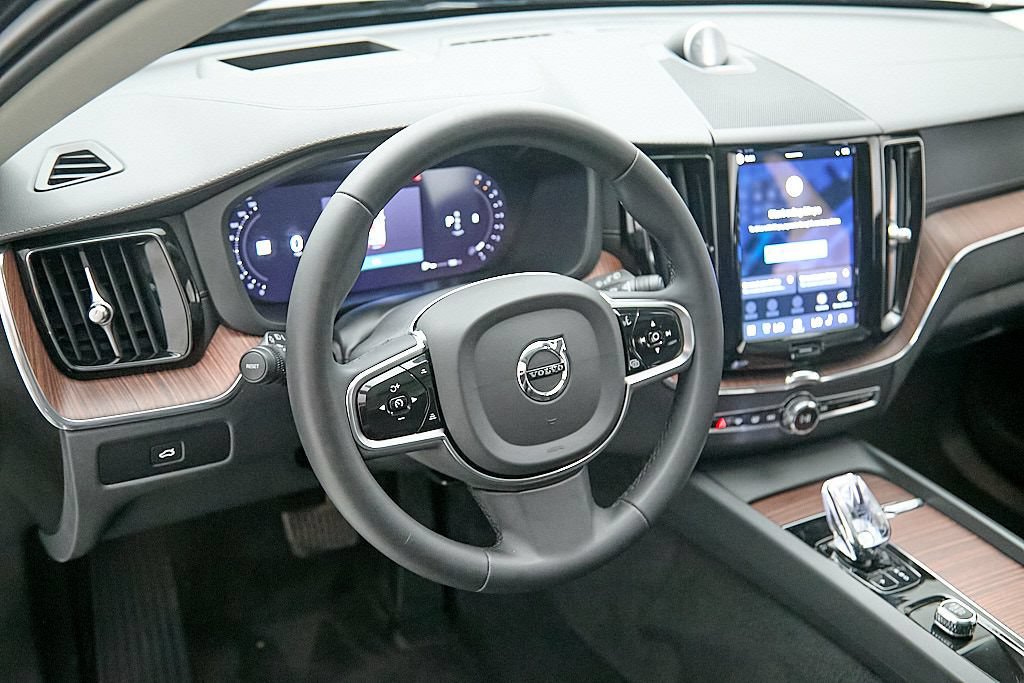Certified 2024 Volvo XC60 B5 Ultimate w/ Climate Package AWD/4WD image 14