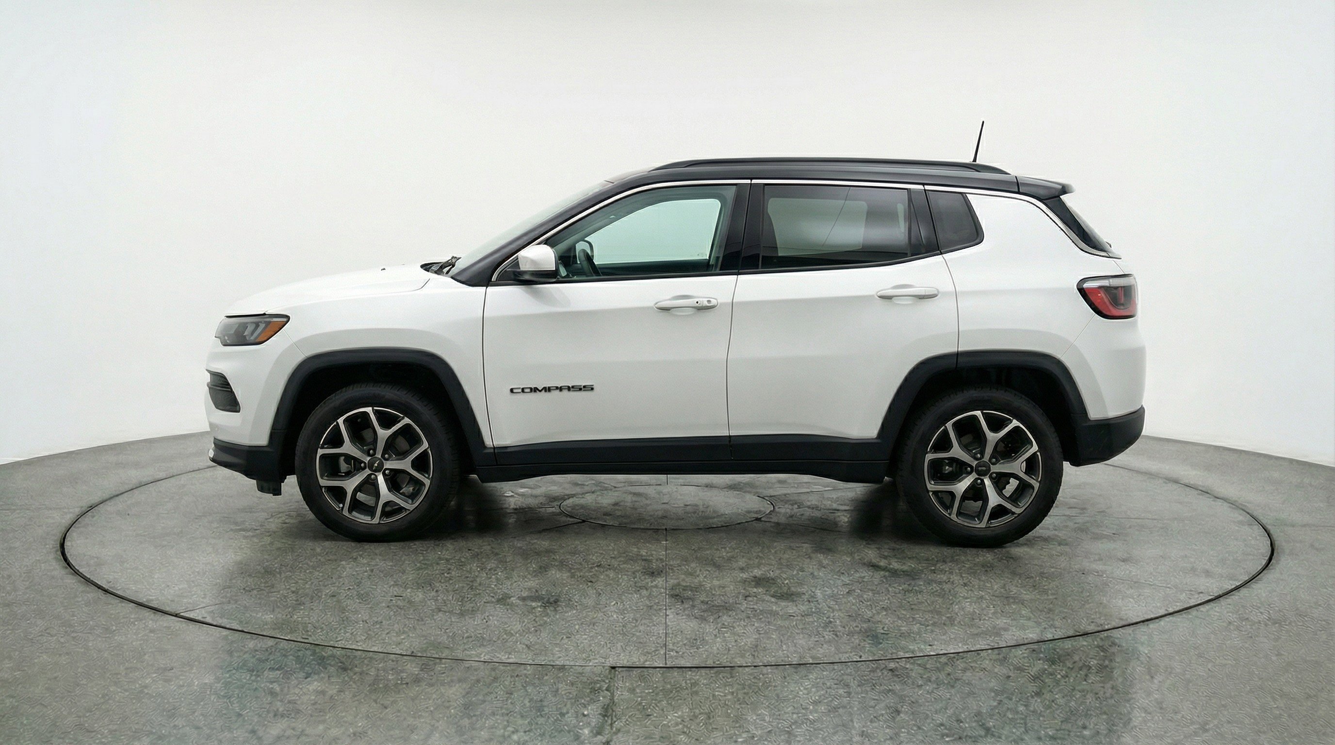 Used 2025 Jeep Compass Limited image 5