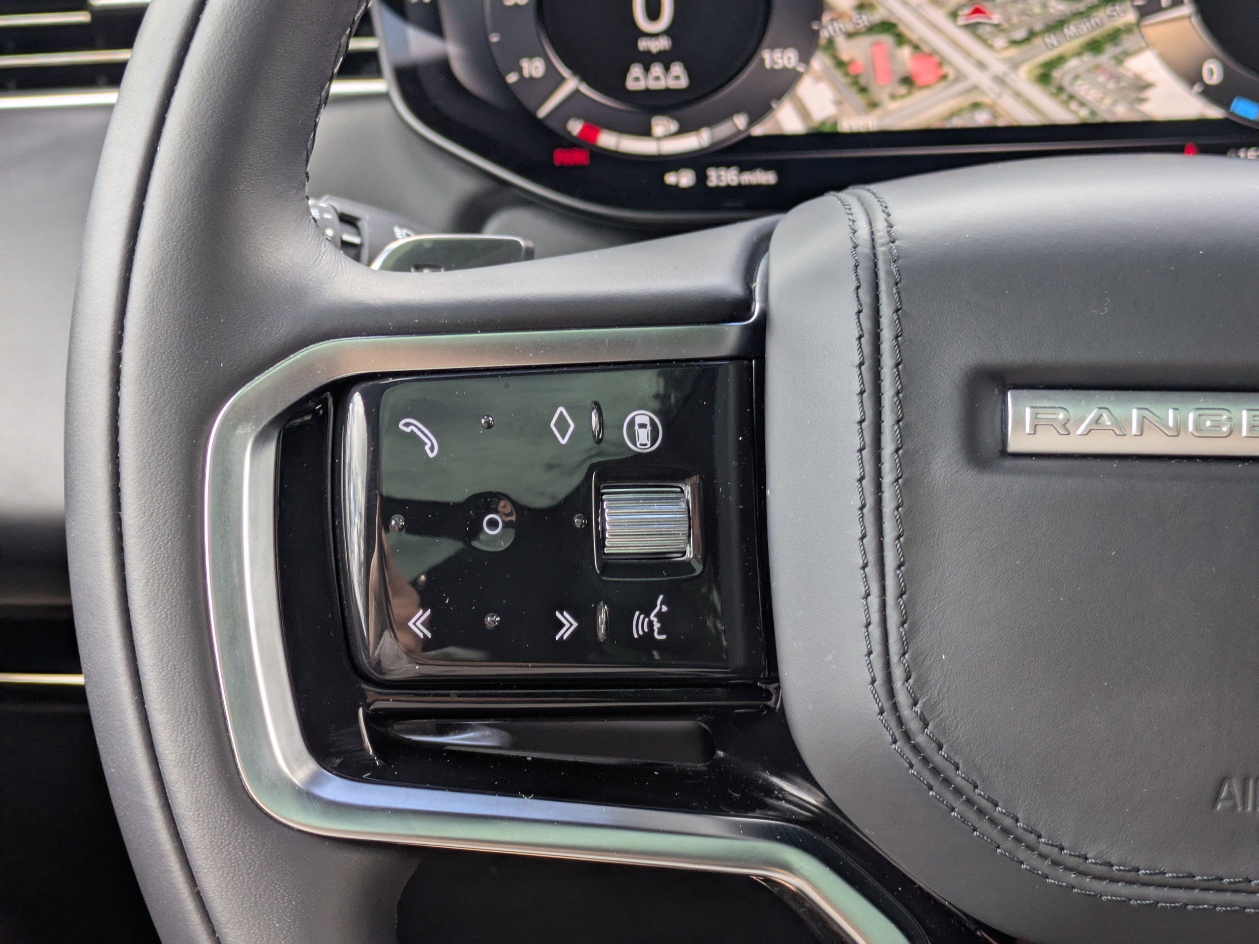 Used 2025 Land Rover Range Rover Sport image 17