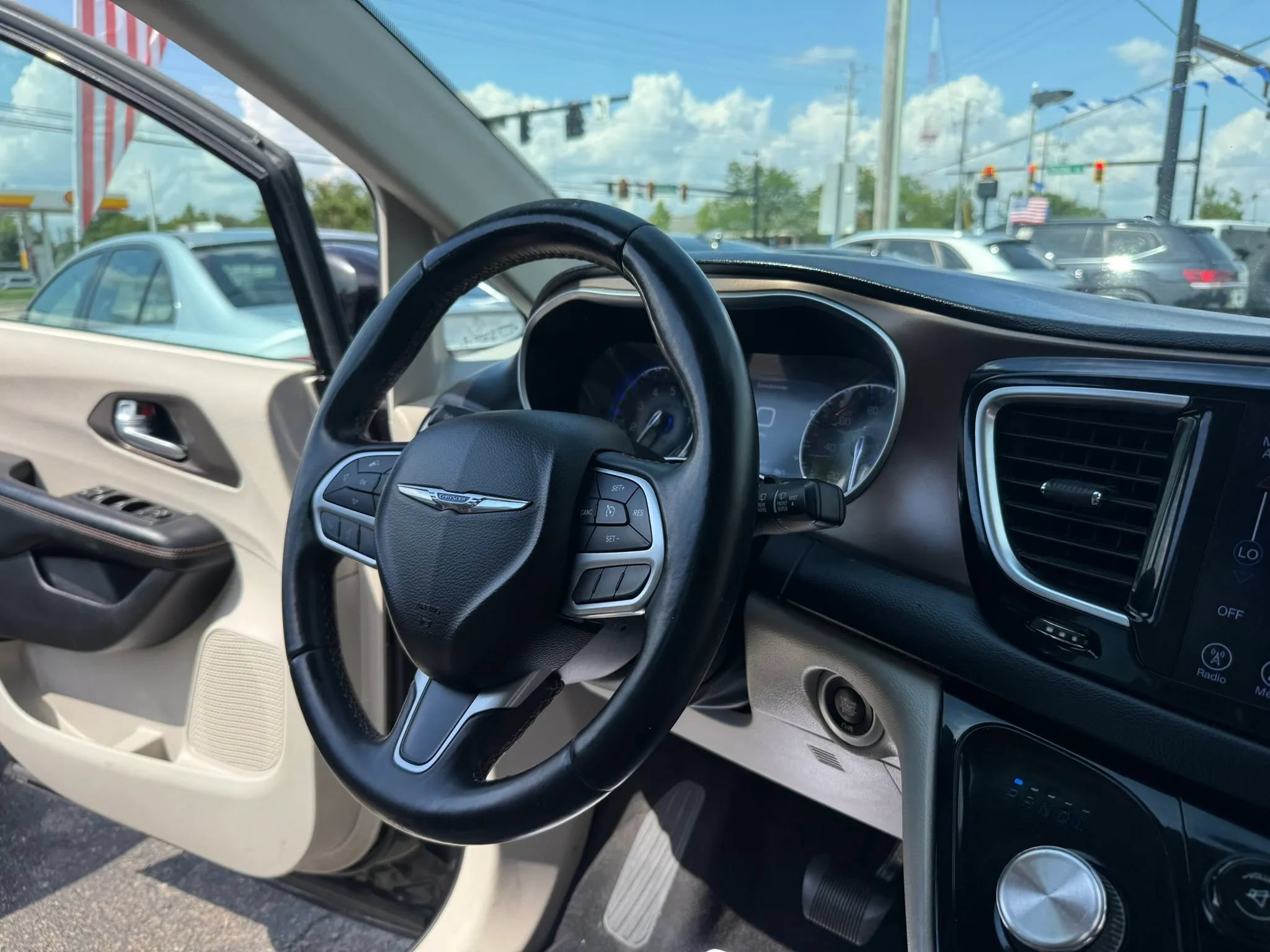Used 2017 Chrysler Pacifica Touring-L Plus FWD image 26