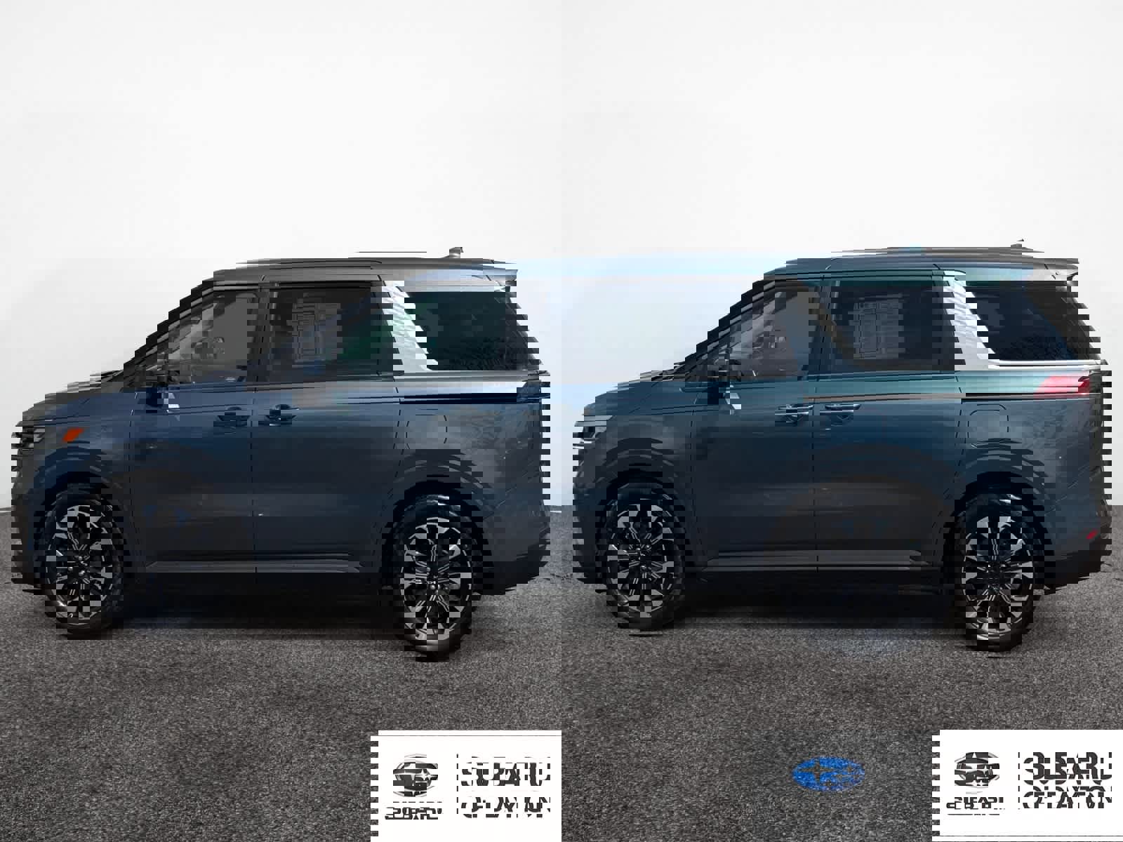 Used 2024 Kia Carnival EX image 8