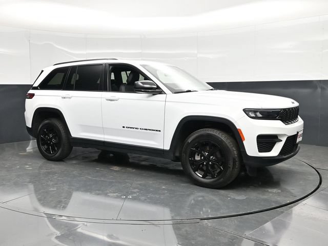 Used 2025 Jeep Grand Cherokee Altitude AWD/4WD image 5