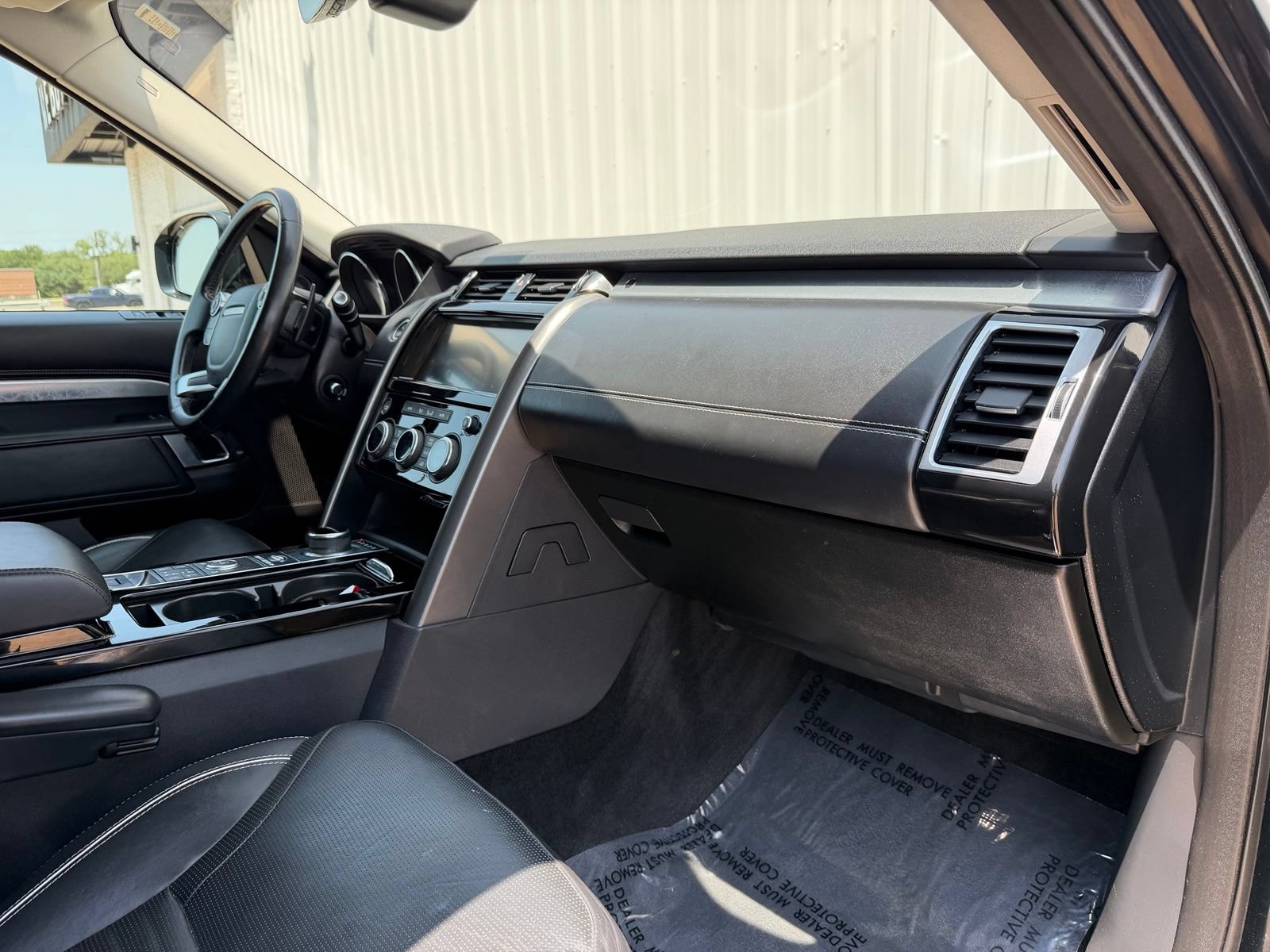 Used 2017 Land Rover Discovery First Edition AWD/4WD image 18
