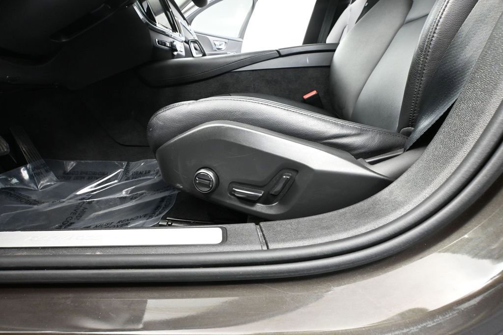 Used 2022 Volvo S60 T8 R-Design Expression AWD/4WD image 21