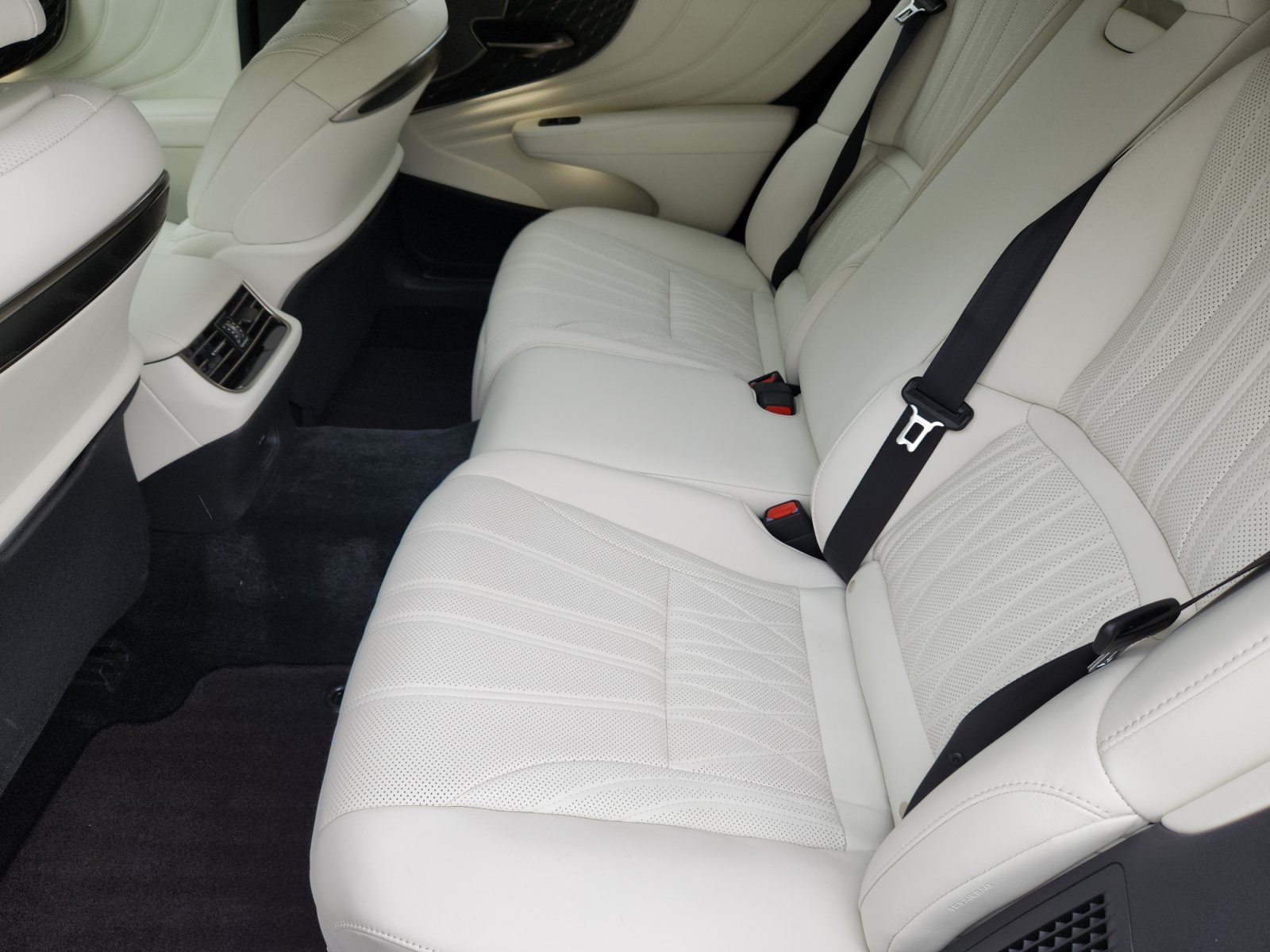 Used 2023 Lexus LS 500h AWD w/ Luxury Package image 17