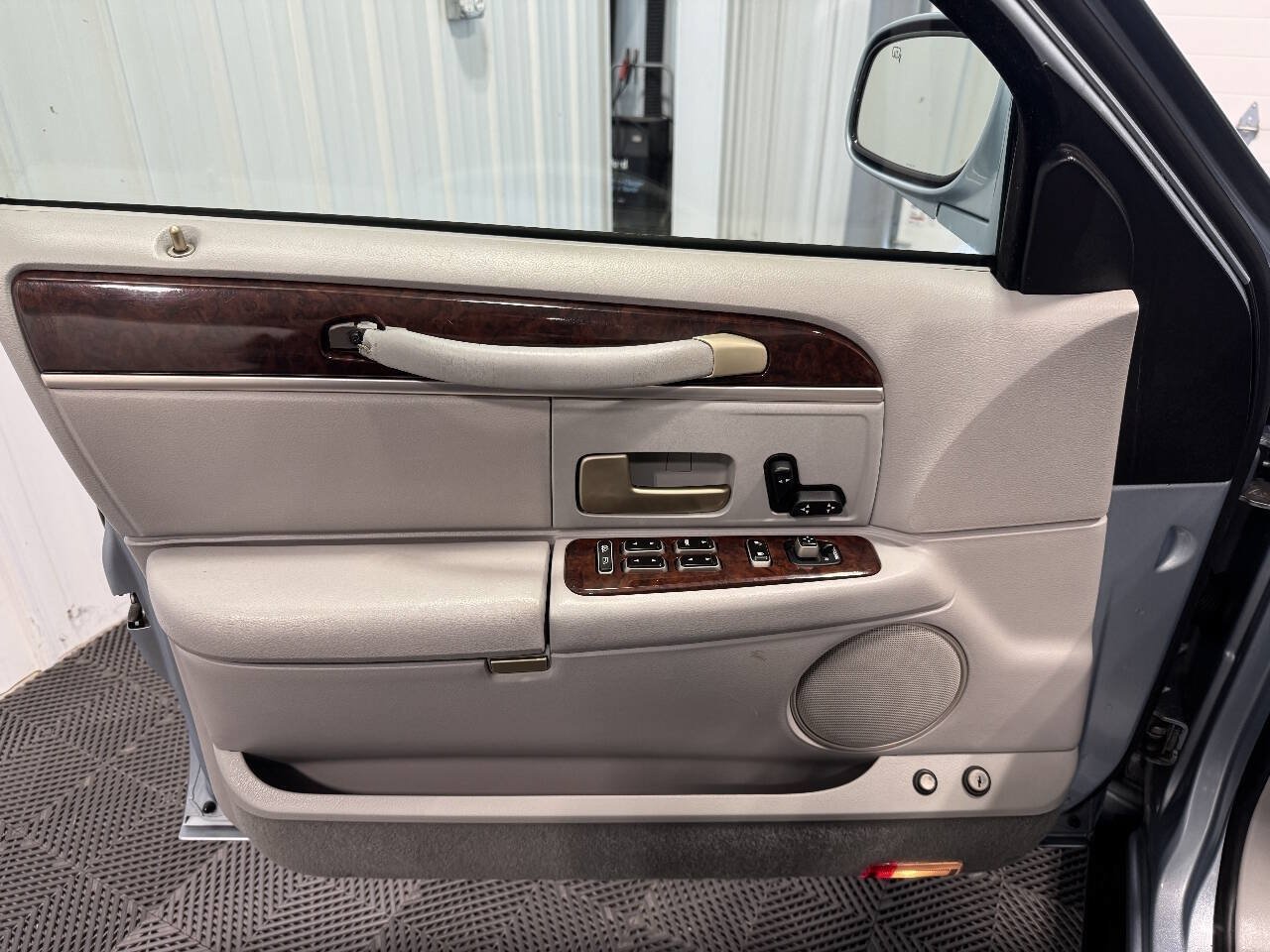 Used 2006 Lincoln Town Car Signature RWD image 9