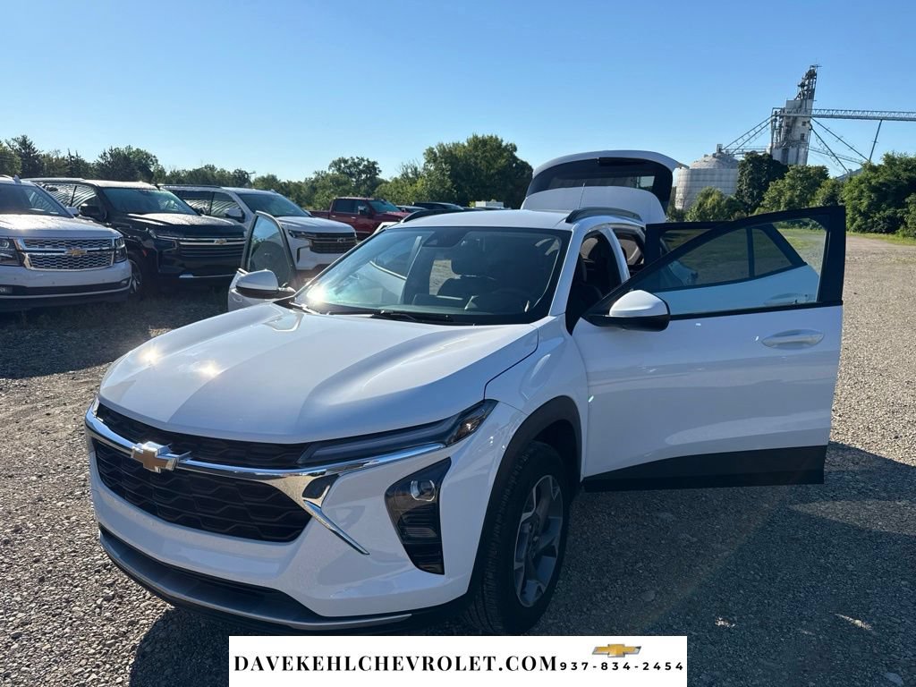Used 2025 Chevrolet Trax LT FWD image 22