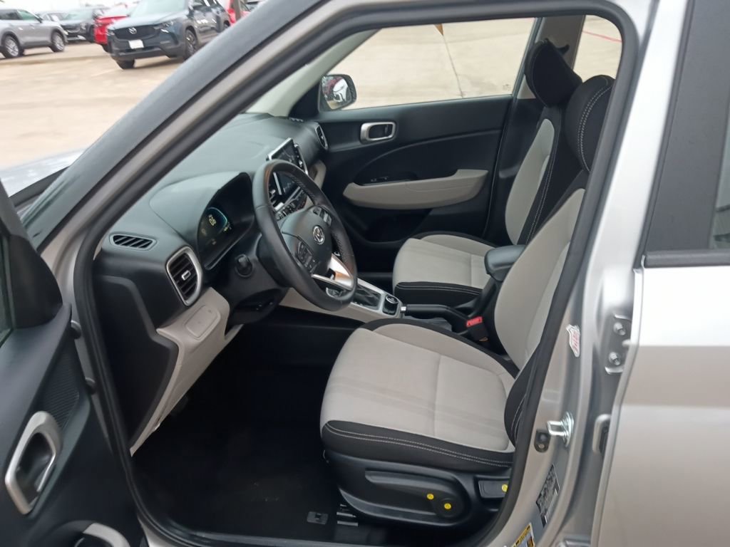 Used 2025 Hyundai Venue SEL image 3