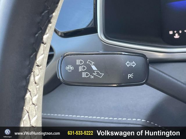 Certified 2025 Volkswagen Taos SE w/ Taos Adventure Package (SXB) image 19