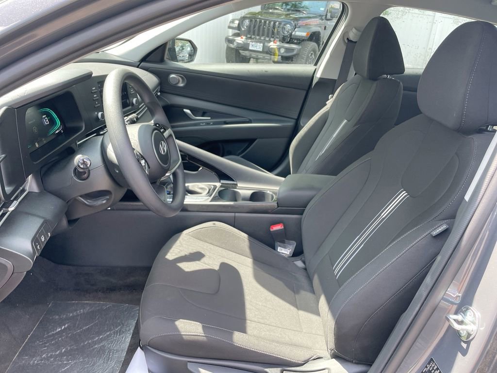 Used 2025 Hyundai Elantra Blue image 37