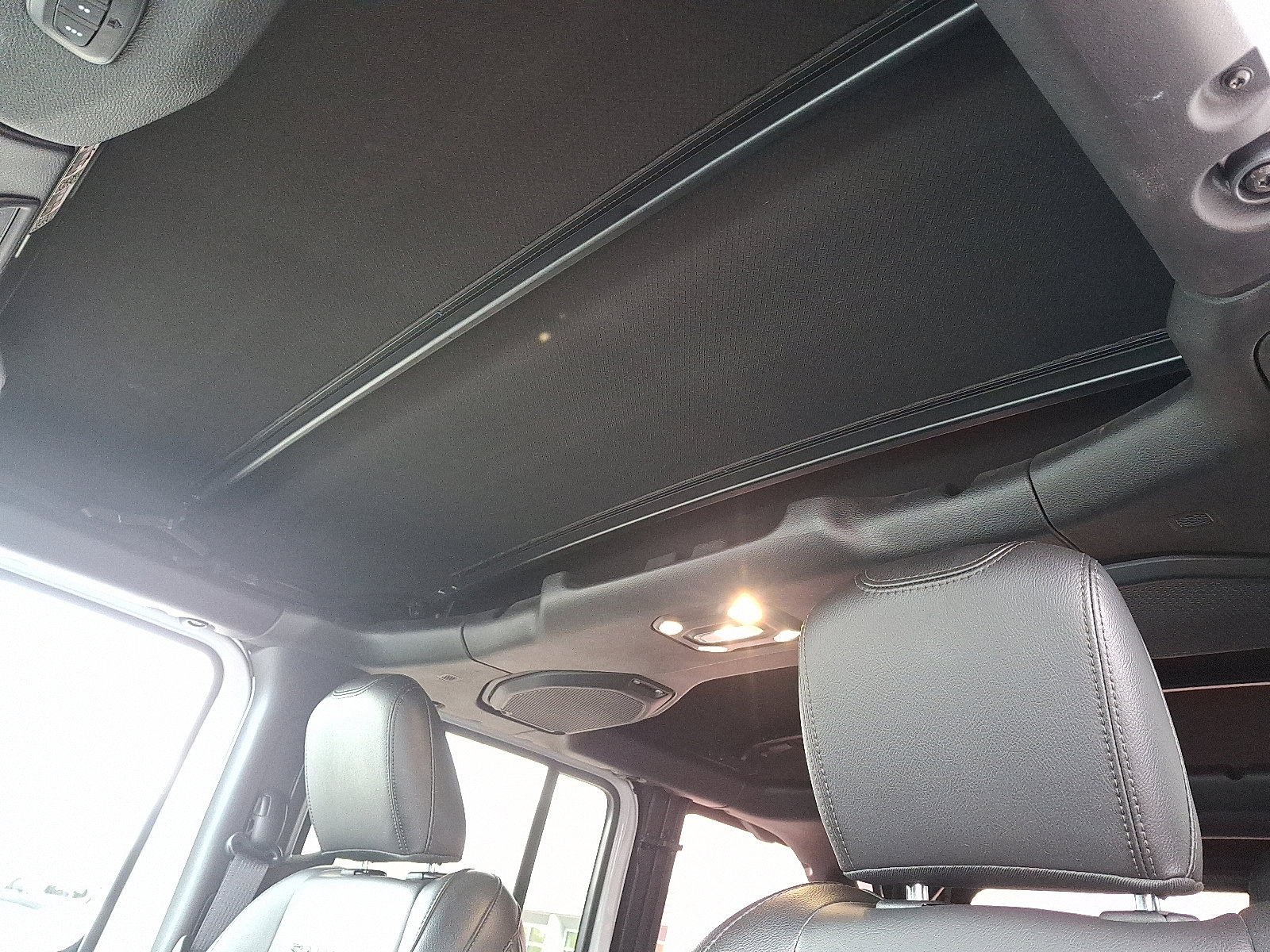 Used 2023 Jeep Wrangler Sahara w/ Cold Weather Group image 21