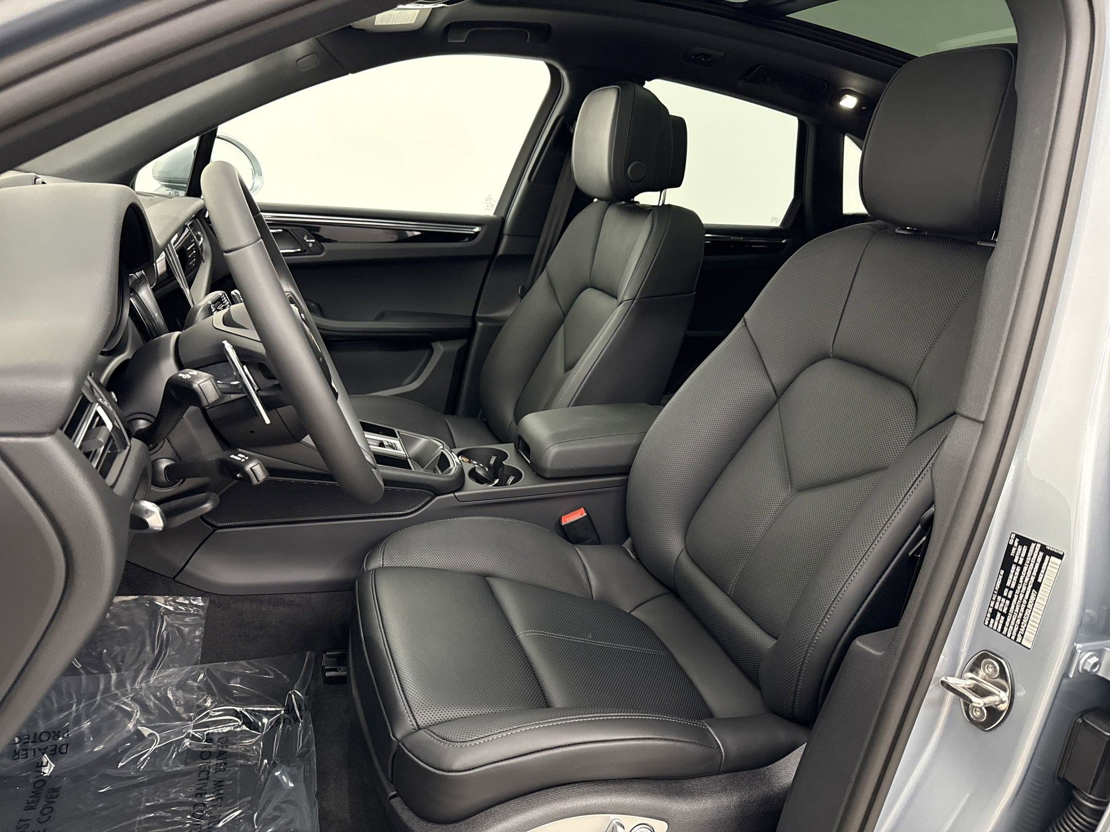 Used 2025 Porsche Macan AWD/4WD image 5