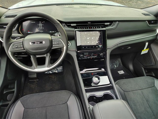 New 2025 Jeep Grand Cherokee Altitude image 16