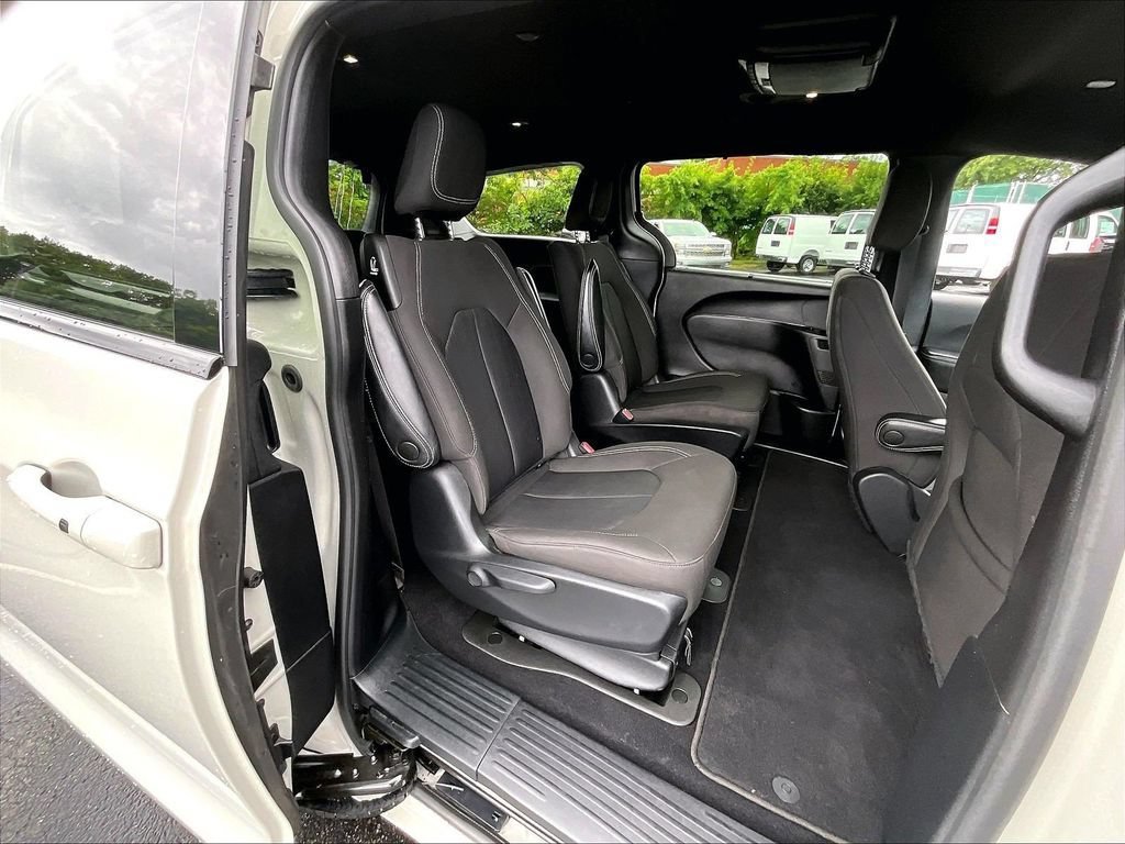 Used 2021 Chrysler Pacifica Touring w/ S Appearance Package FWD image 15