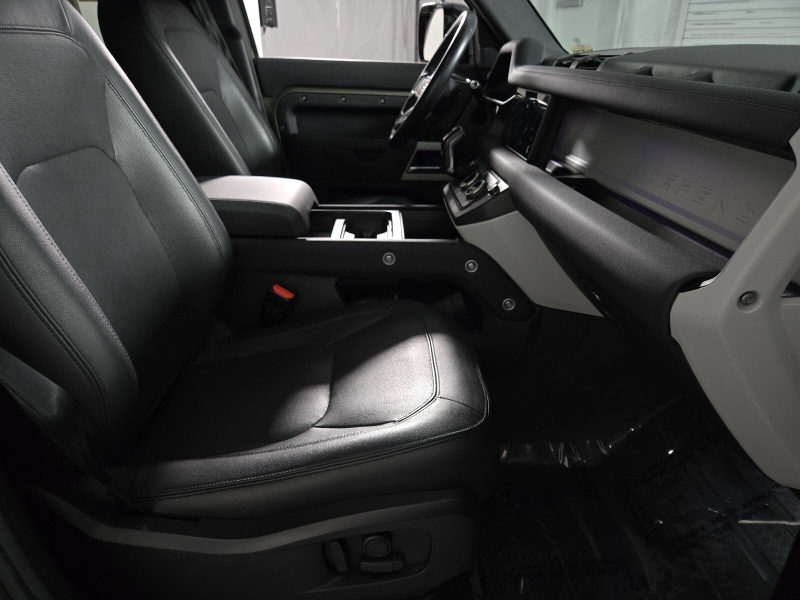 Used 2023 Land Rover Defender 110 SE image 3