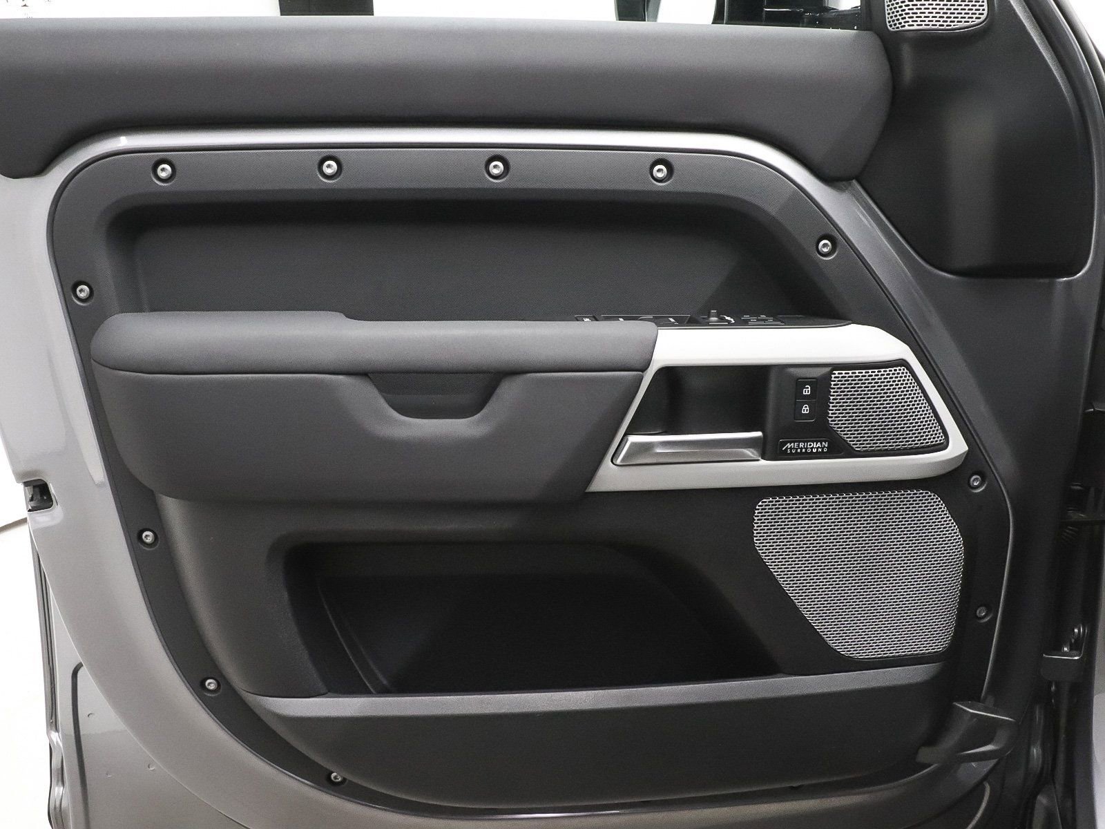 Used 2023 Land Rover Defender 130 X-Dynamic SE image 9