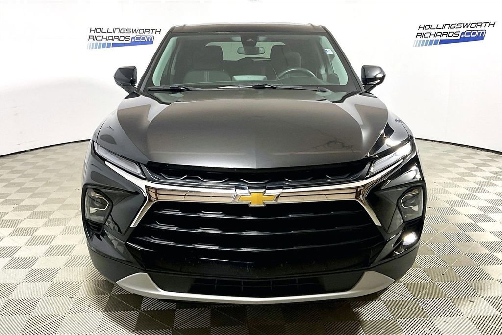 Used 2025 Chevrolet Blazer LT FWD image 2