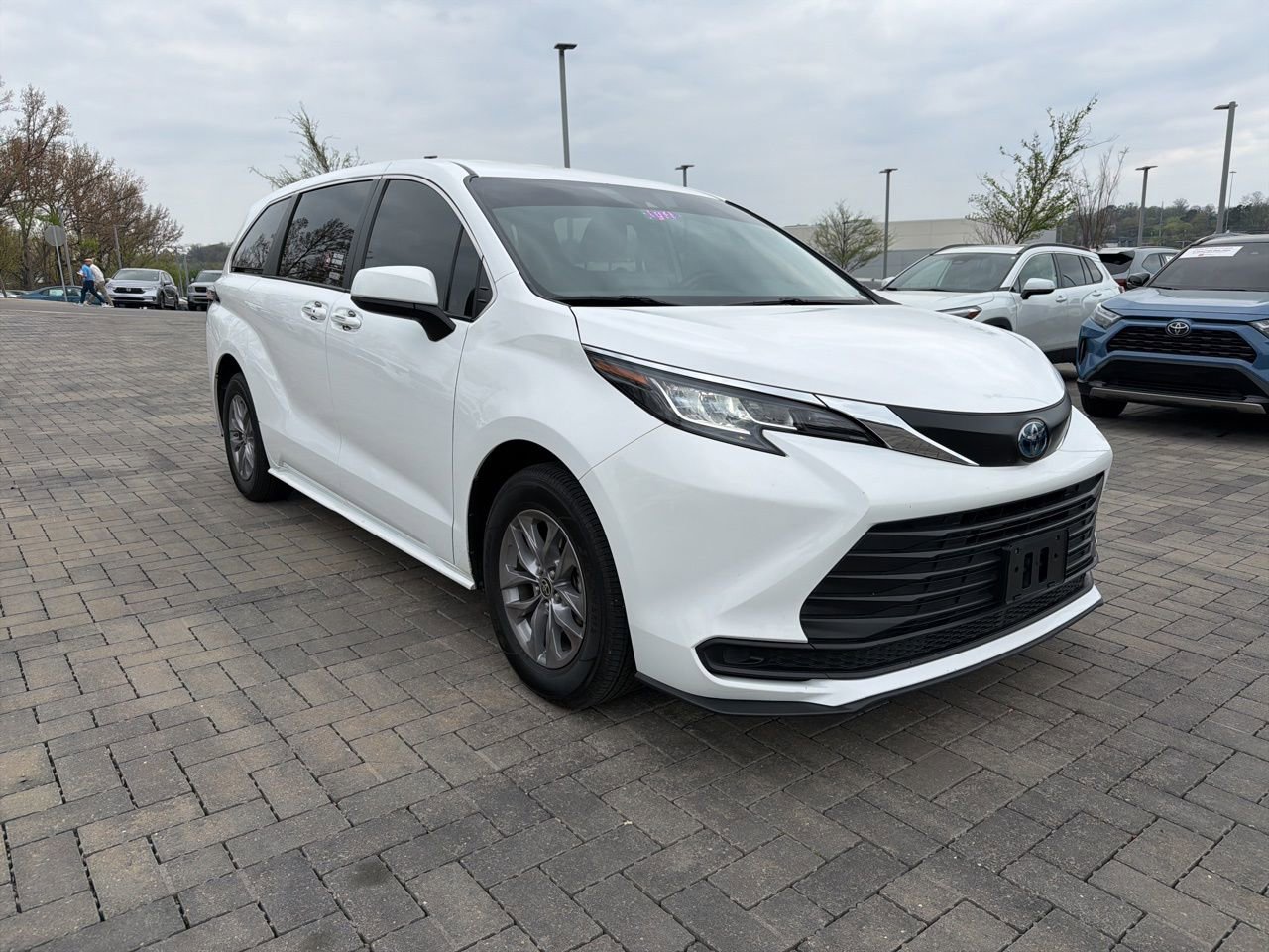 Used 2022 Toyota Sienna LE image 3