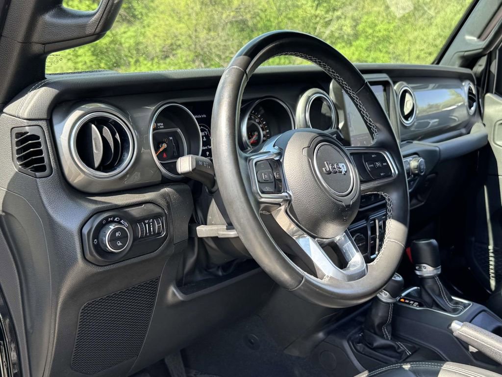 Used 2022 Jeep Gladiator Overland w/ LED Lighting Group AWD/4WD image 3