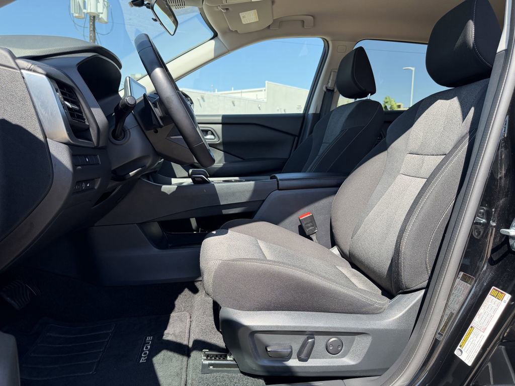 Used 2025 Nissan Rogue SV FWD image 26