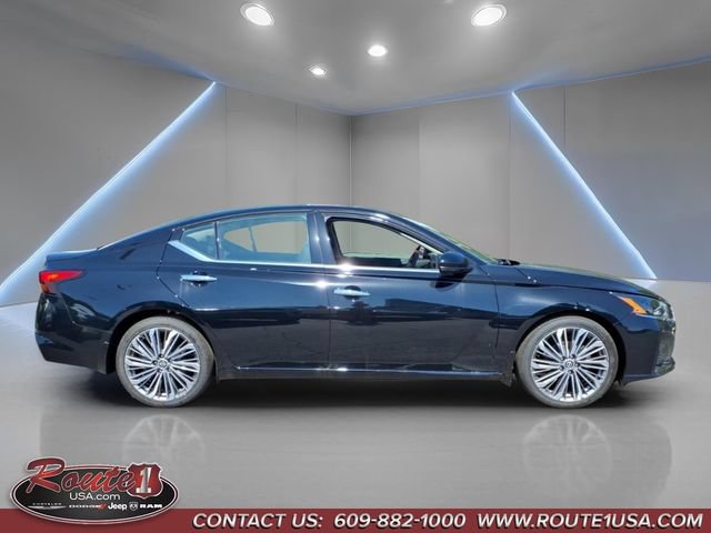 Used 2025 Nissan Altima 2.5 SL FWD image 2