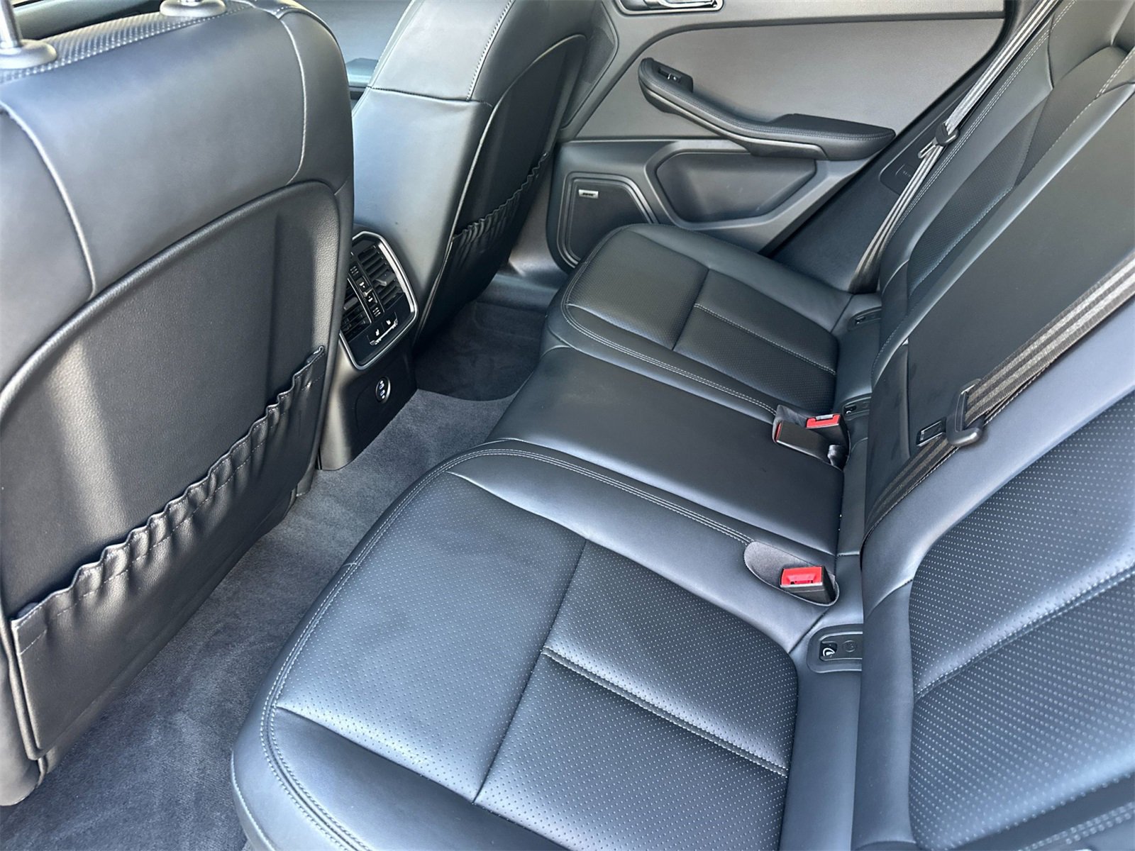 Used 2025 Porsche Macan image 14