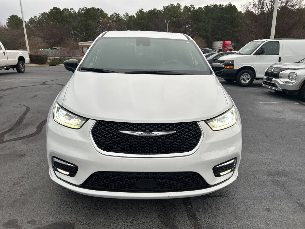 Used 2025 Chrysler Pacifica Select FWD image 2
