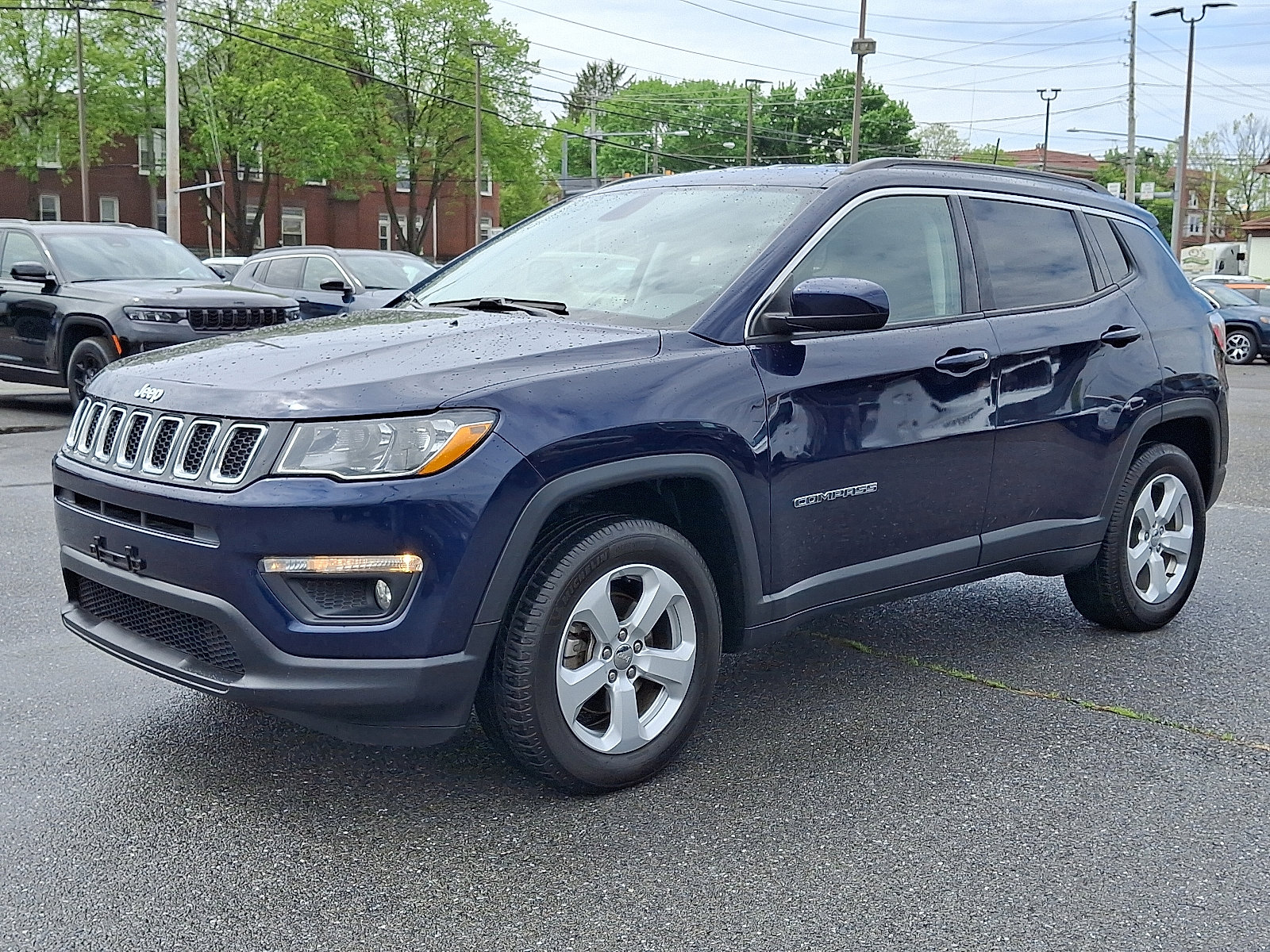 Used 2017 Jeep Compass Latitude w/ Popular Equipment Group AWD/4WD image 3