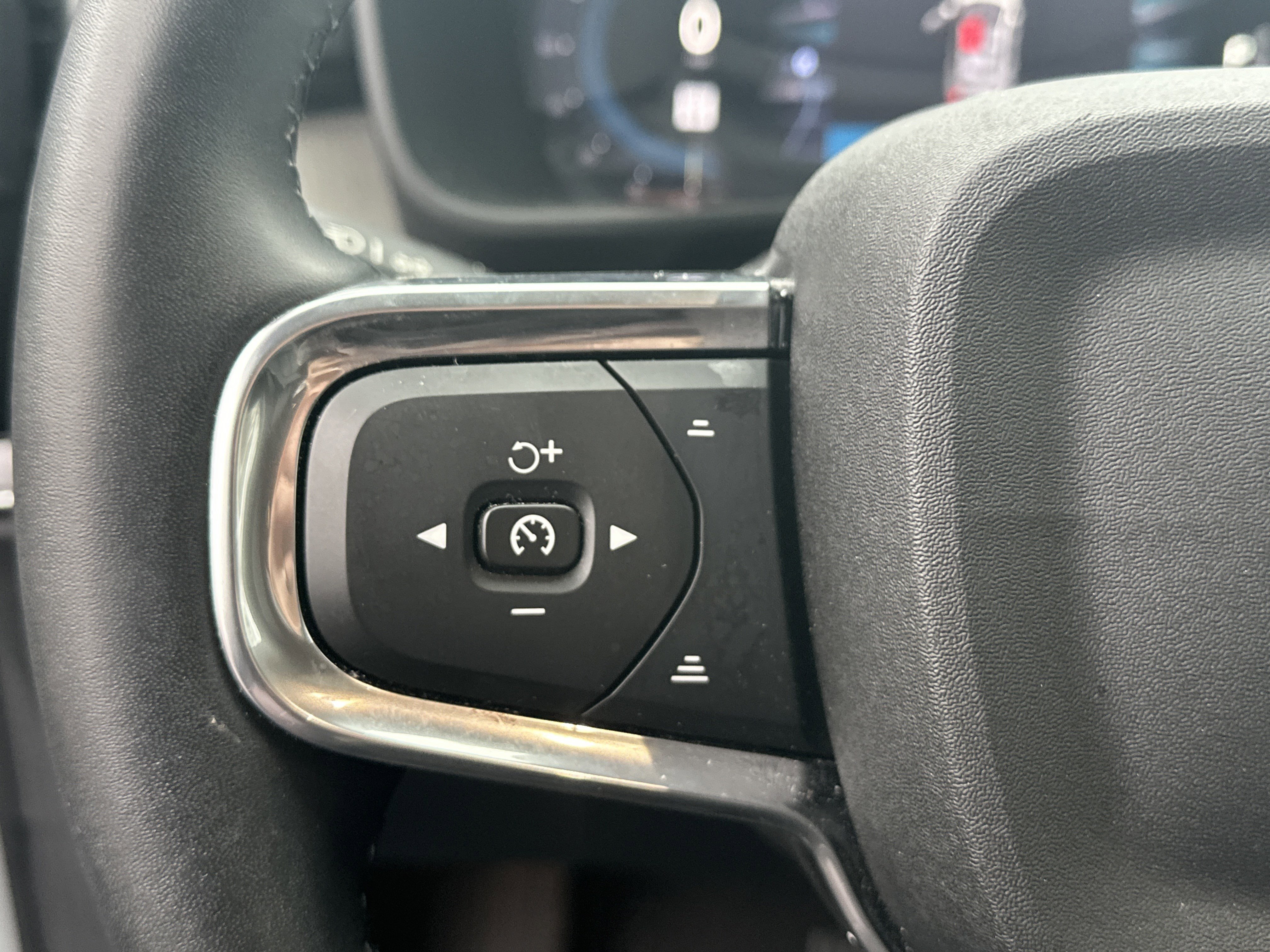 Used 2025 Volvo XC40 B5 Ultra image 27