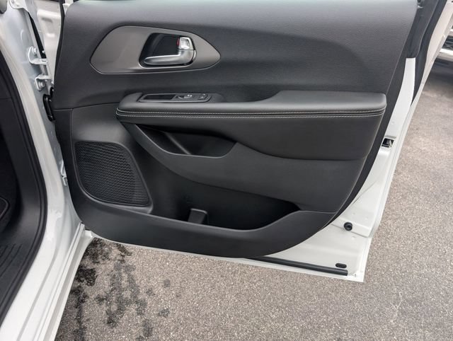 New 2027 Chrysler Pacifica Select FWD image 31
