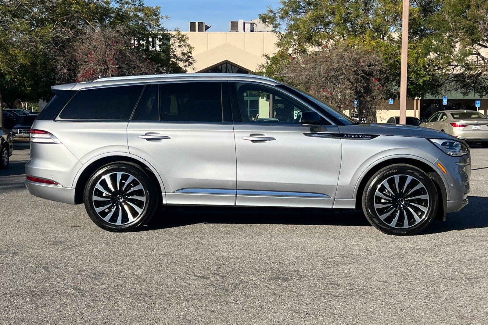 Certified 2023 Lincoln Aviator Black Label Grand Touring w/ Class IV Trailer Tow Package image 3