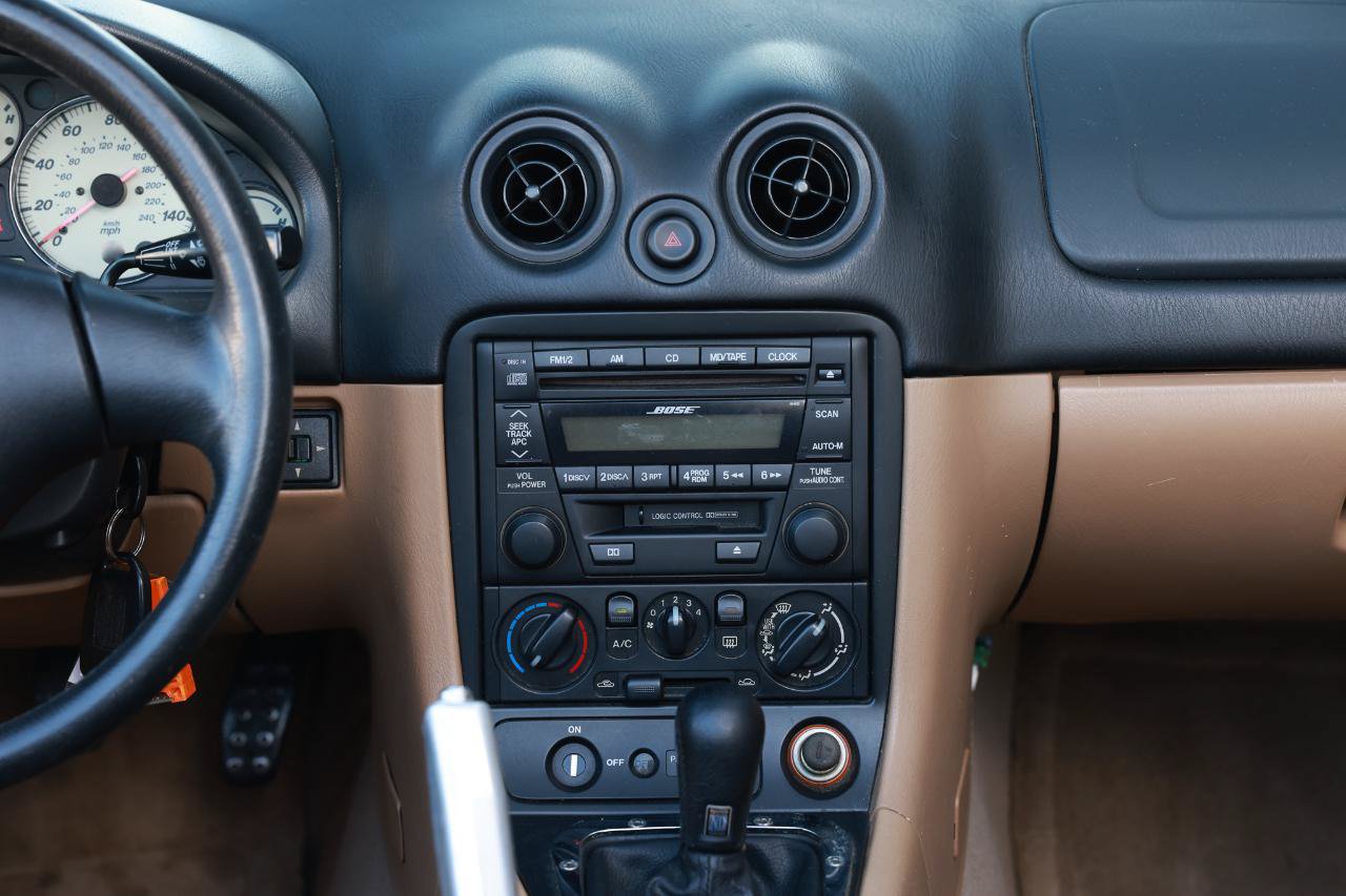 Used 2002 MAZDA MX-5 Miata RWD image 31