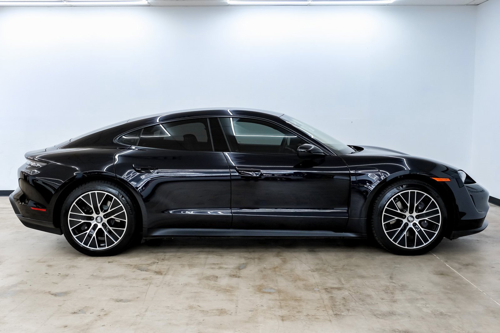 Used 2023 Porsche Taycan image 4