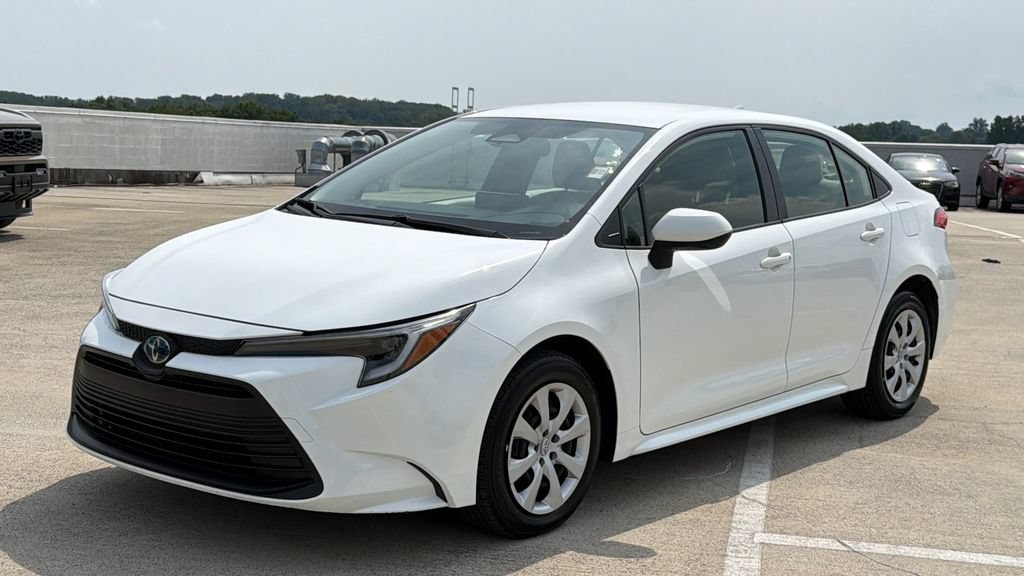 Used 2024 Toyota Corolla LE FWD image 2