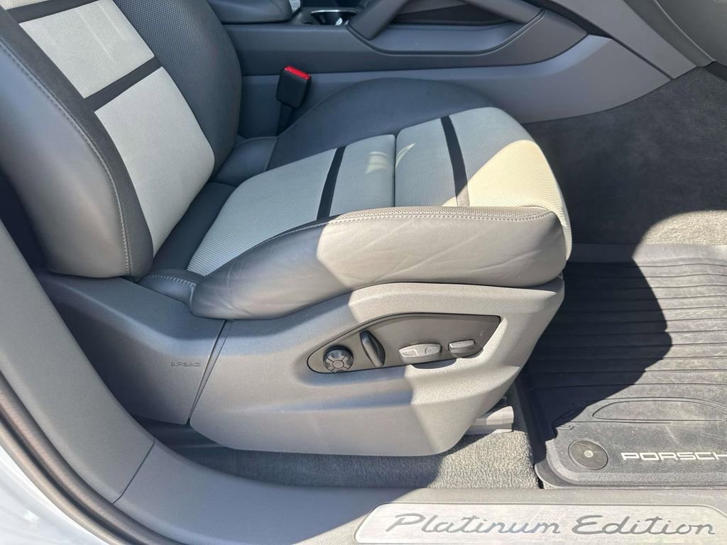 Certified 2022 Porsche Cayenne Platinum Edition image 17