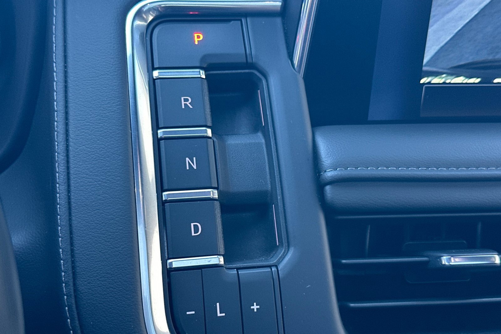 Used 2024 Chevrolet Suburban Z71 image 34