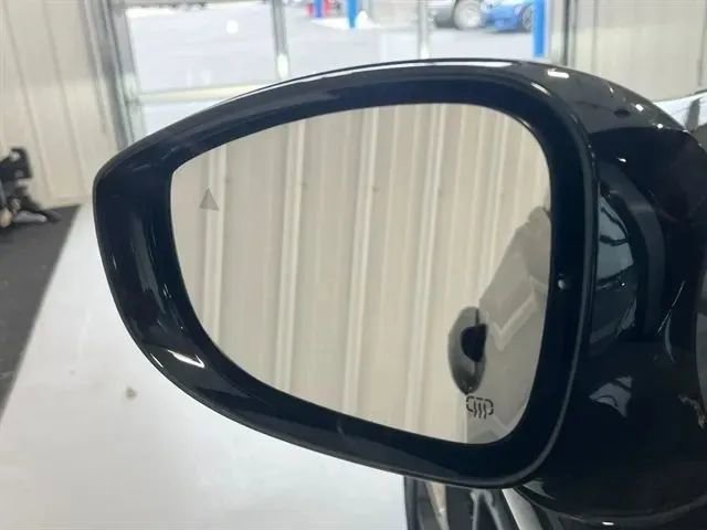 Used 2025 Chrysler Pacifica Limited FWD image 8