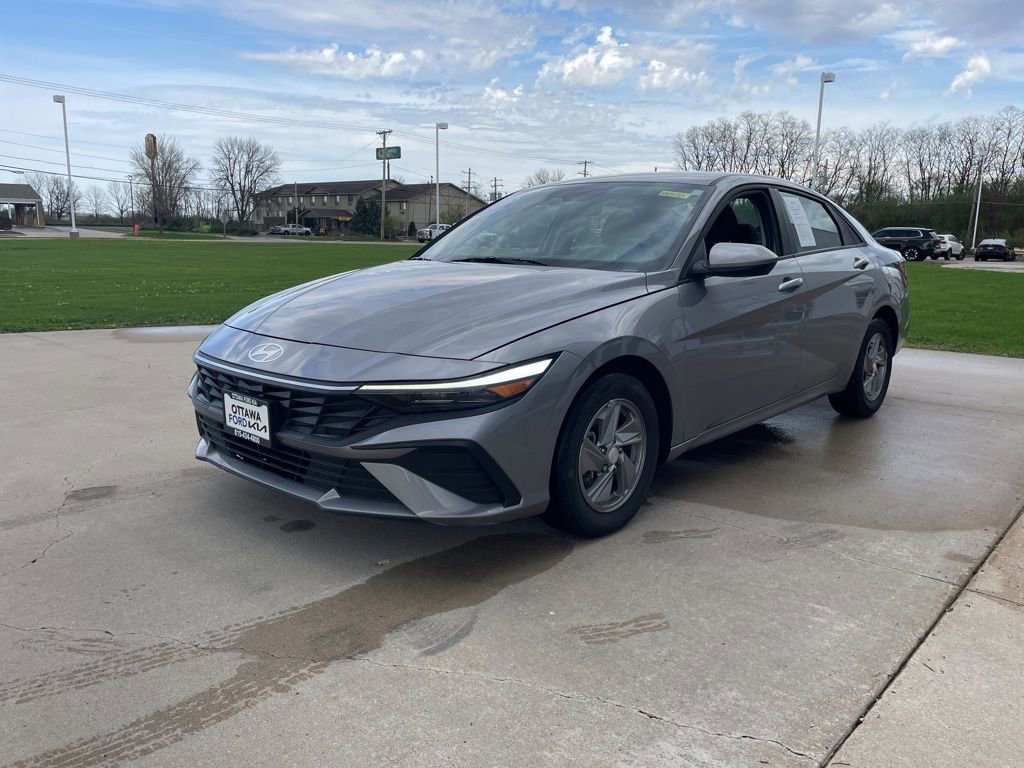 Used 2025 Hyundai Elantra SE FWD image 2