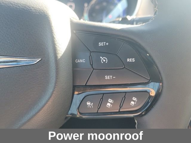 Used 2025 Chrysler Pacifica Limited image 8