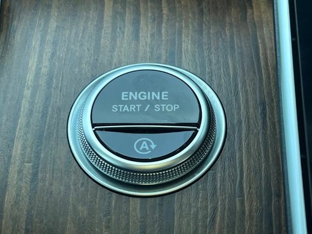 Used 2025 Mercedes-Benz C 300 Sedan image 25