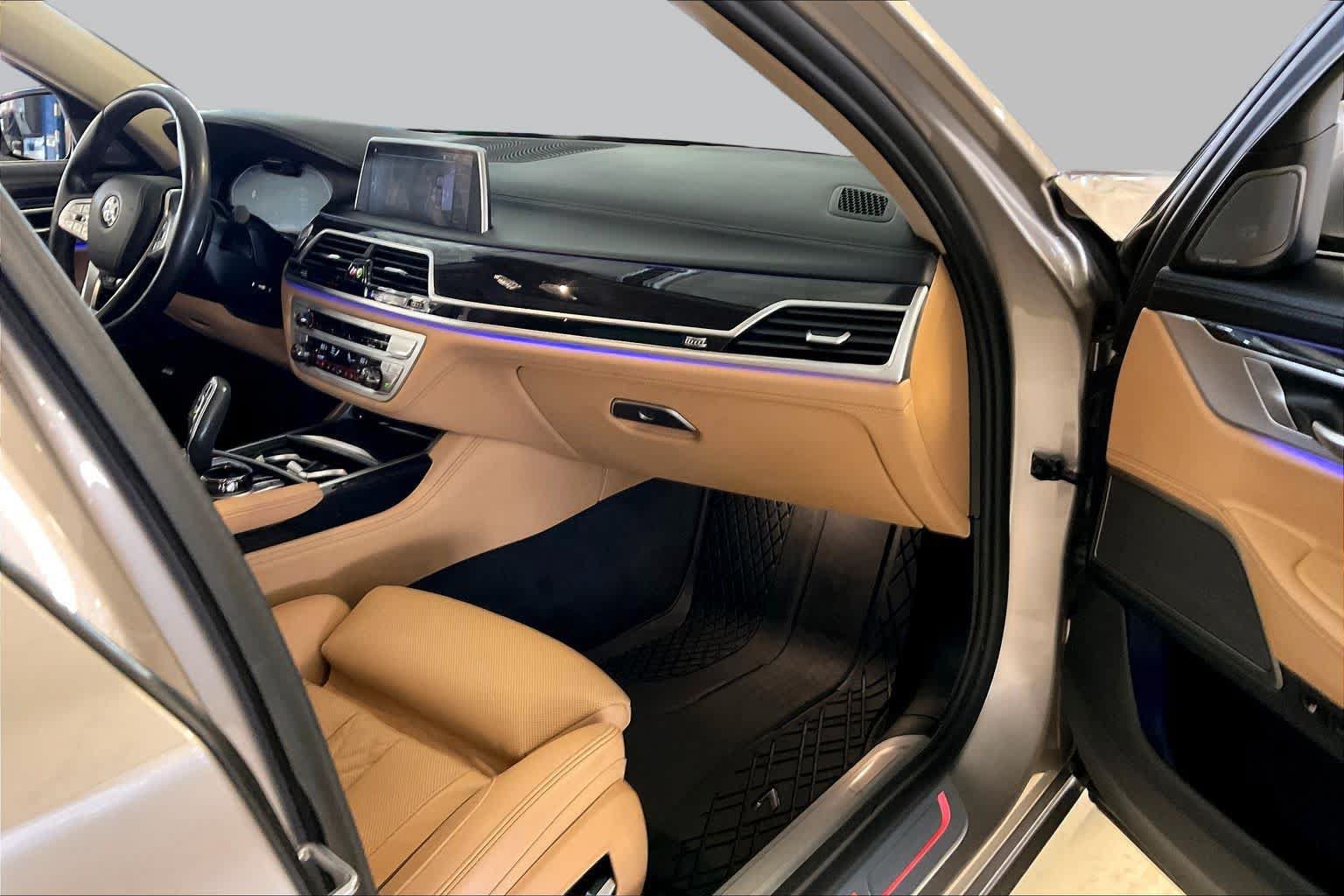 Used 2022 BMW 740i w/ Luxury Rear Seating Package RWD image 16