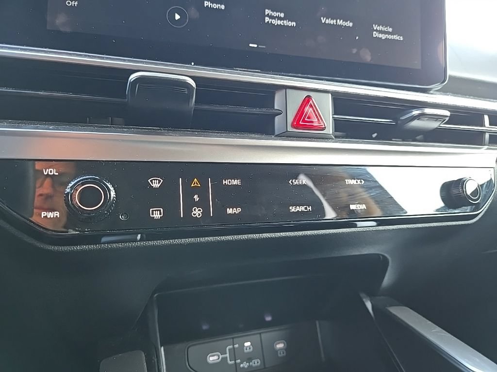 Certified 2024 Kia Sorento LX FWD image 24