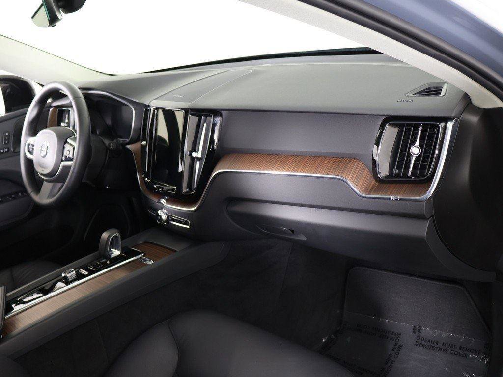 Used 2024 Volvo XC60 B5 Plus image 30