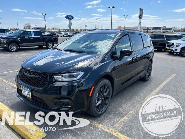 Used 2025 Chrysler Pacifica Limited w/ Uconnect Theater Family Group AWD/4WD image 1