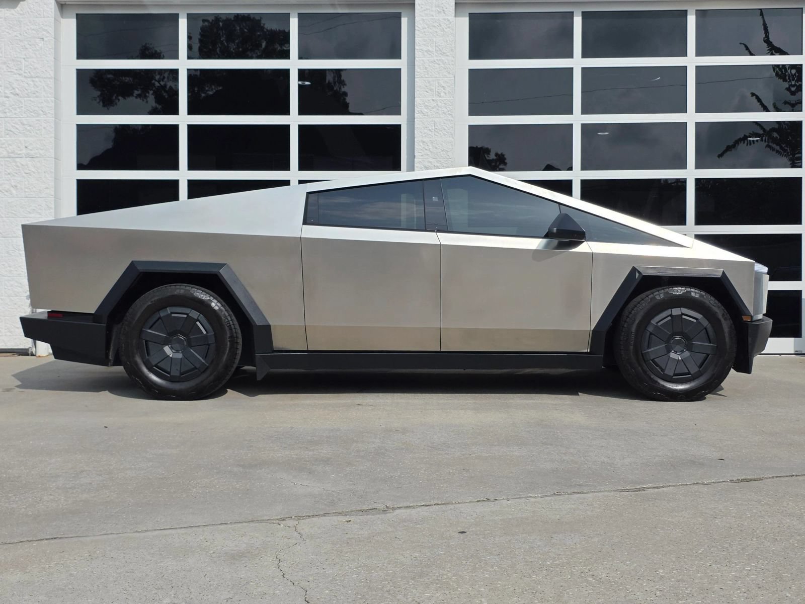 Used 2025 Tesla Cybertruck AWD Crew Cab image 2